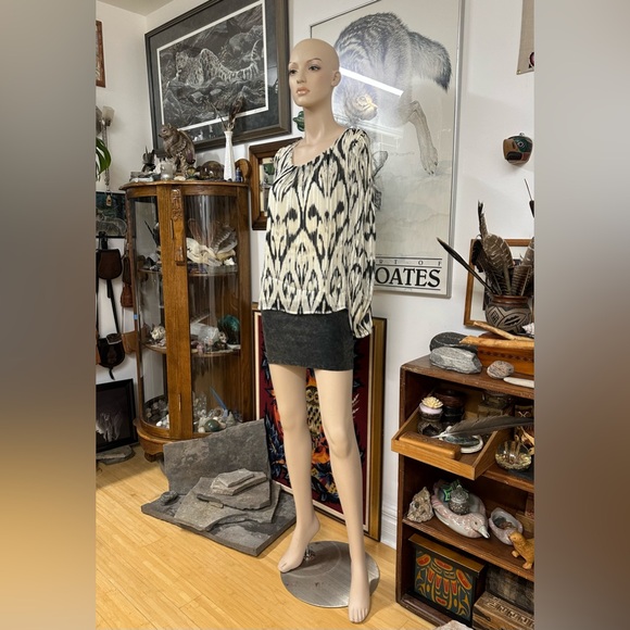 Striking Patterned Blouse with Long Sleeves - Picture 1 of 15